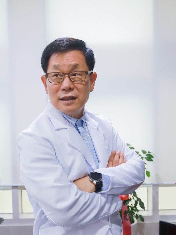이왕재 박사는 10월 12일부터 바노바기 성형외과 의원에서 '이왕재 암예측 클리닉' 진료를 시작한다.