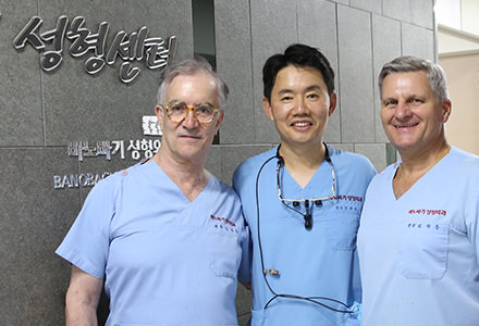 POINT 01 탄력밴드를 고안한 Dr.카푸로와의 의학적 교류